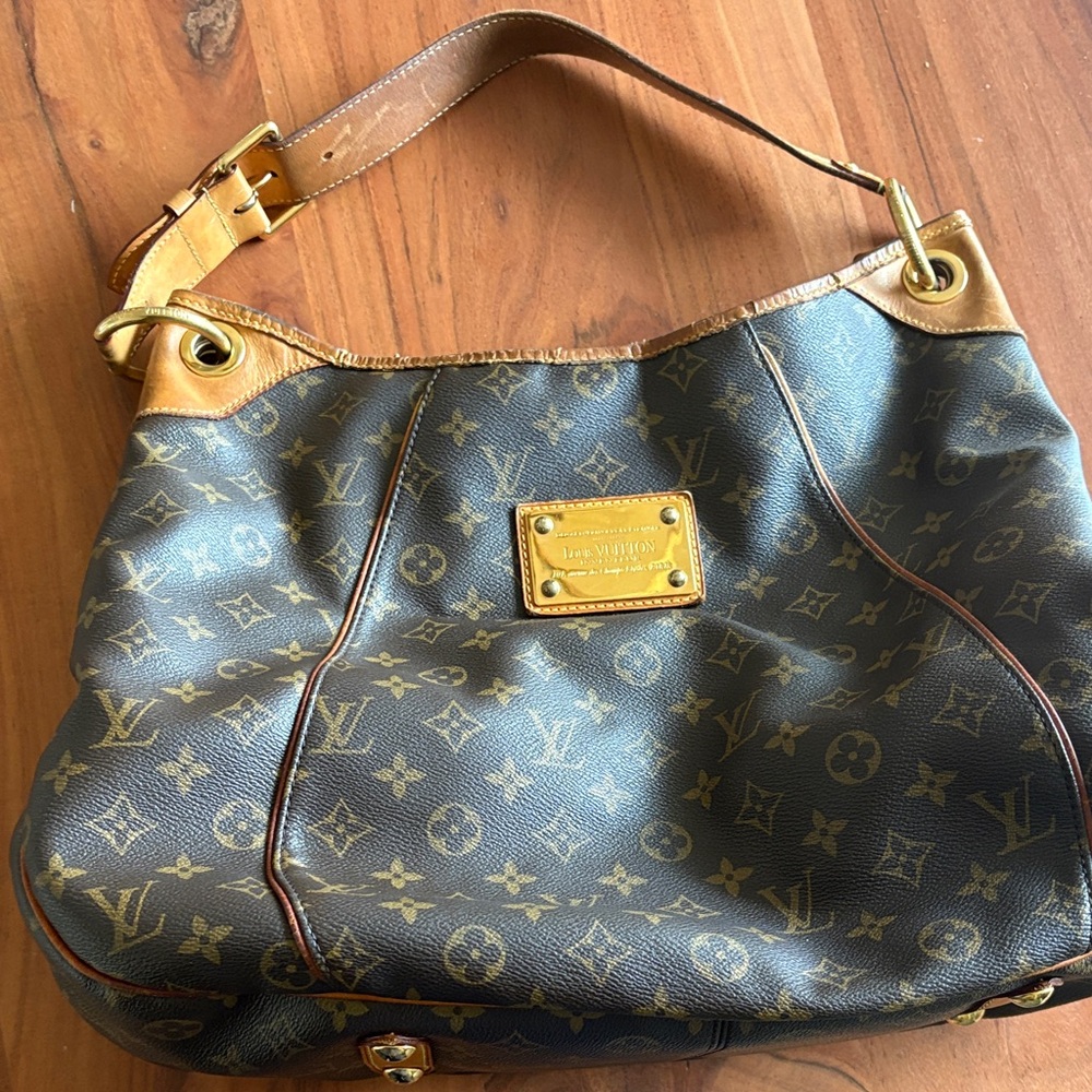 Louis Vuitton Signature Monogram Shoulder bag. 
LV Monogram Galleria PM.